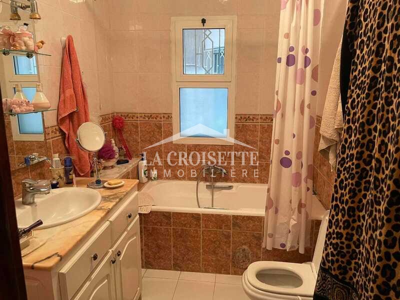 Villa S+4 classique avec deux appartement S+2 modernes à La Soukra